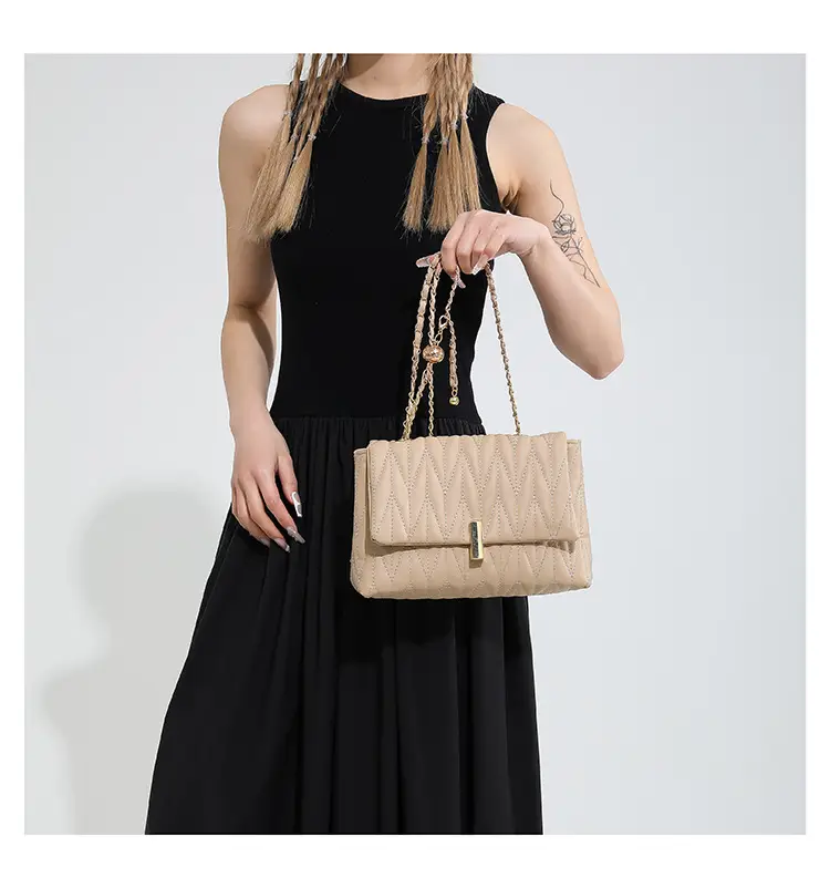 Stylish Silver Pleated Shoulder Bag with Chain — feature 15