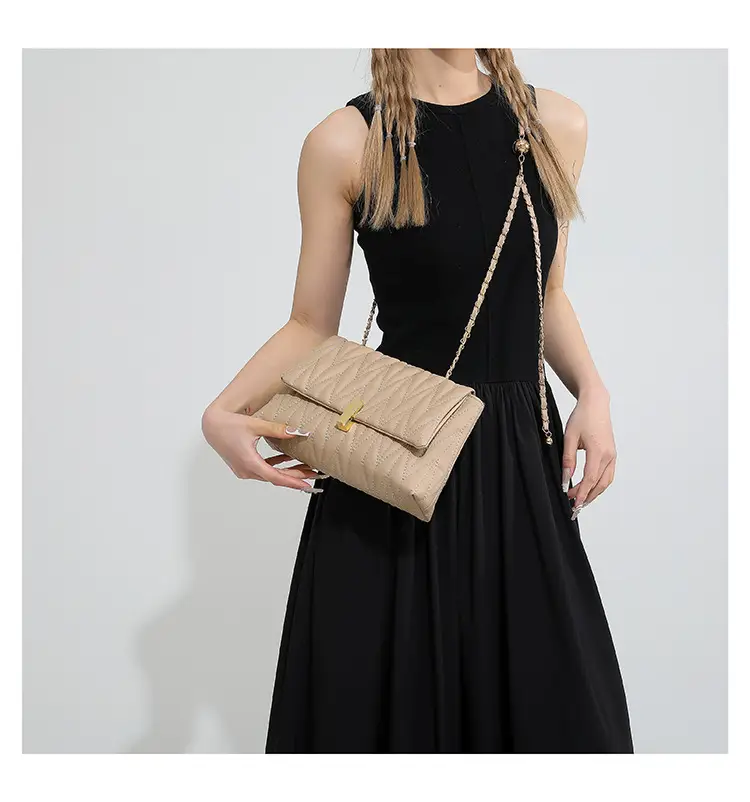 Stylish Silver Pleated Shoulder Bag with Chain — feature 16