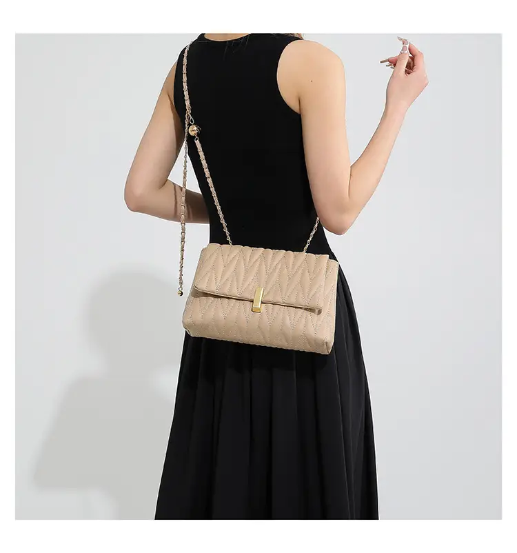 Stylish Silver Pleated Shoulder Bag with Chain — feature 17