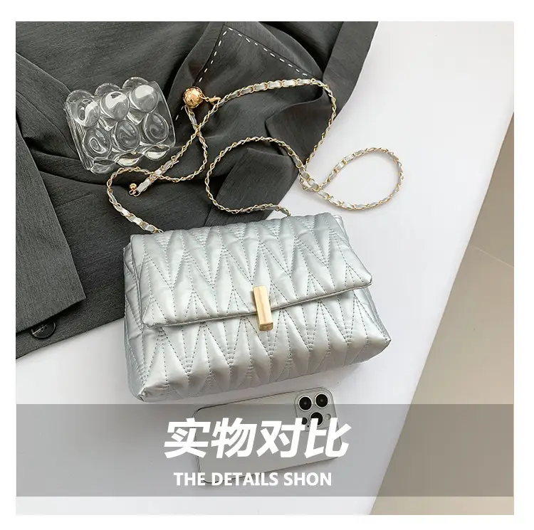 Stylish Silver Pleated Shoulder Bag with Chain — feature 5