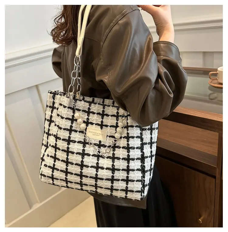 2024 New Simple Plaid Handbag Chain Decorative Large Capacity European American Women Shoulder Tote Bag — feature 12