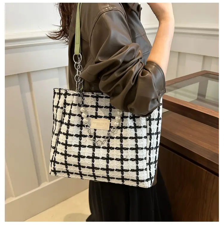 2024 New Simple Plaid Handbag Chain Decorative Large Capacity European American Women Shoulder Tote Bag — feature 13