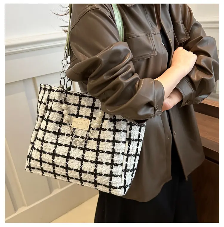 2024 New Simple Plaid Handbag Chain Decorative Large Capacity European American Women Shoulder Tote Bag — feature 14