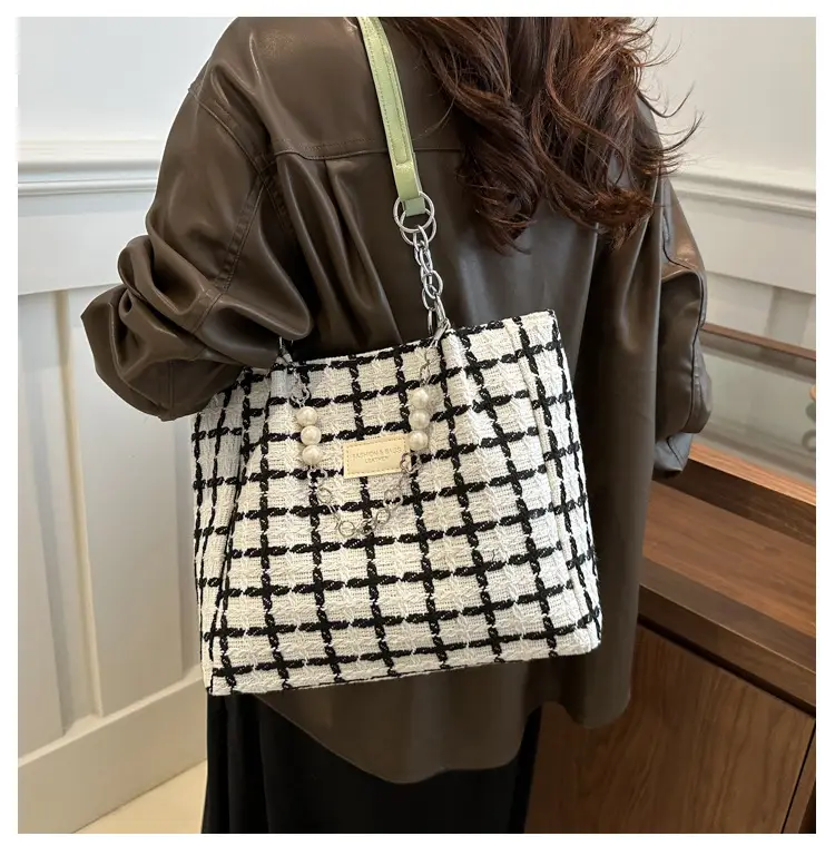 2024 New Simple Plaid Handbag Chain Decorative Large Capacity European American Women Shoulder Tote Bag — feature 16