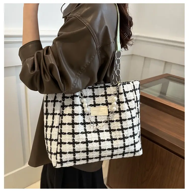 2024 New Simple Plaid Handbag Chain Decorative Large Capacity European American Women Shoulder Tote Bag — feature 17