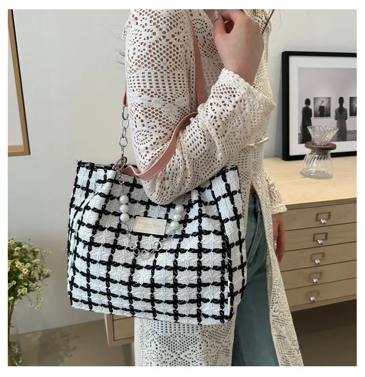 2024 New Simple Plaid Handbag Chain Decorative Large Capacity European American Women Shoulder Tote Bag — feature 22