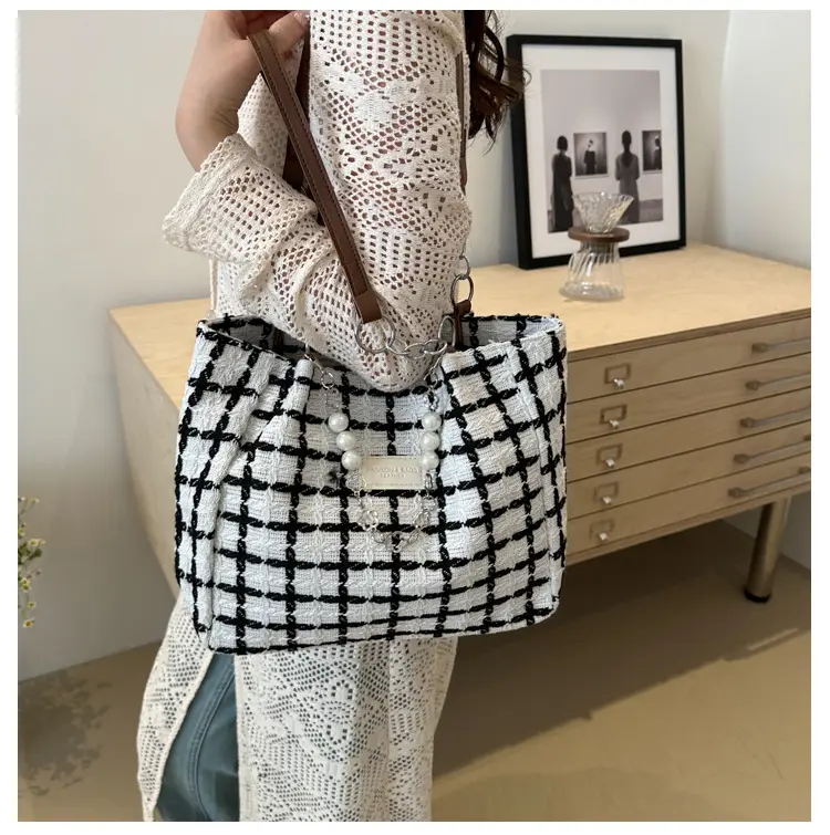 2024 New Simple Plaid Handbag Chain Decorative Large Capacity European American Women Shoulder Tote Bag — feature 26
