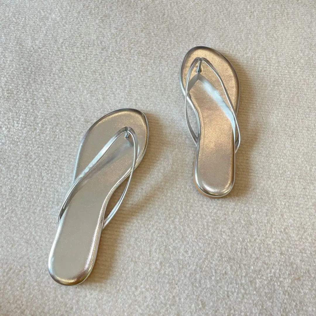 Silver Flip-flops Women's 2024 Summer Outer Wear Fashionable Soft Bottom Sandwich Slippers Beach Slippers Large Size Flip-flops — feature 1