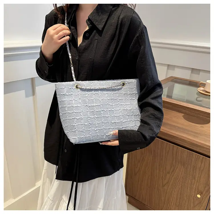 Women's New Style Textured Shoulder Bag with Gold Chain — feature 10