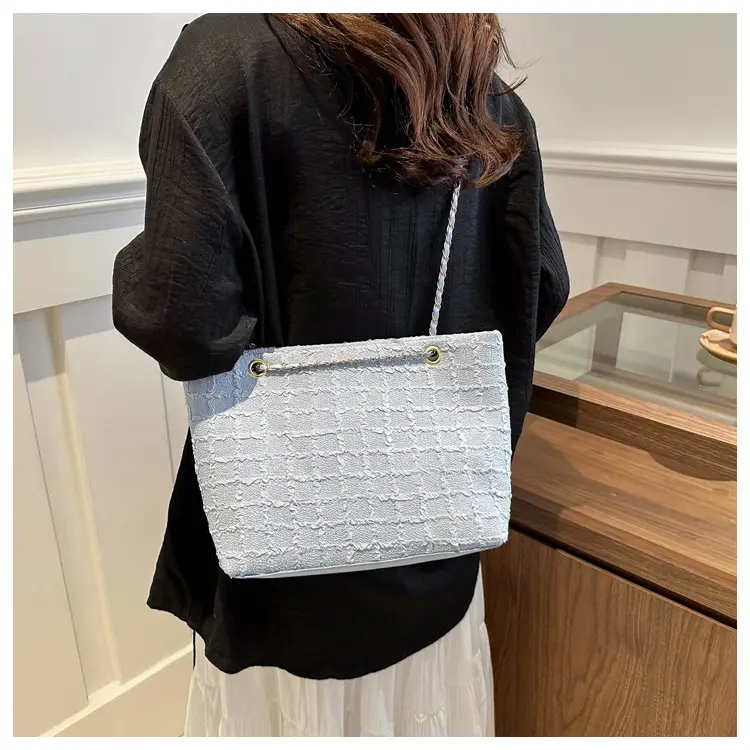 Women's New Style Textured Shoulder Bag with Gold Chain — feature 12