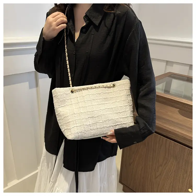 Women's New Style Textured Shoulder Bag with Gold Chain — feature 15