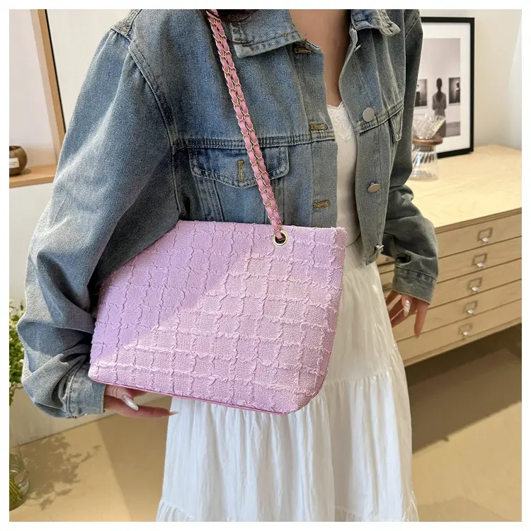 Women's New Style Textured Shoulder Bag with Gold Chain — feature 19