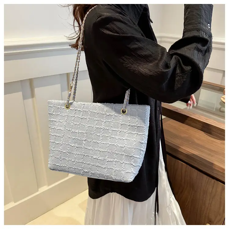 Women's New Style Textured Shoulder Bag with Gold Chain — feature 8