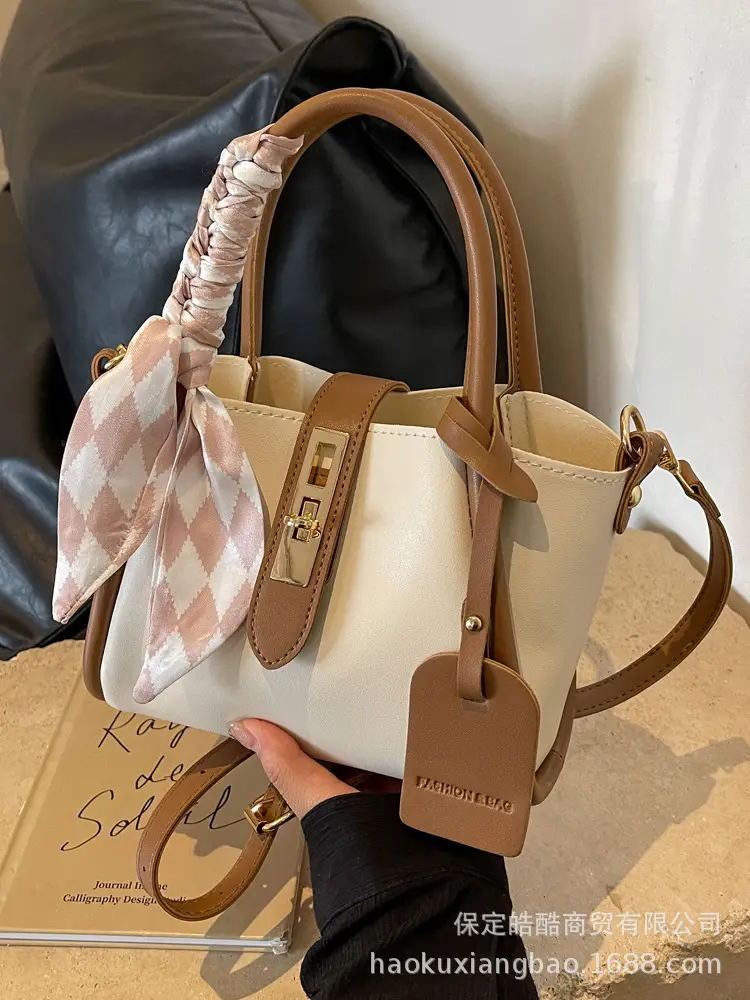 Women's Checkered Messenger Bag Summer 2024 - Image 7