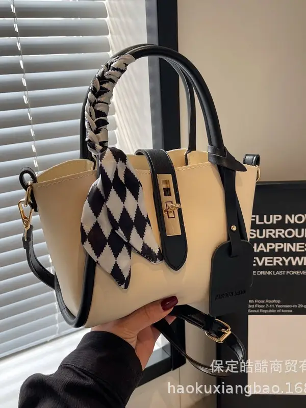 Women's Checkered Messenger Bag Summer 2024 - Image 9