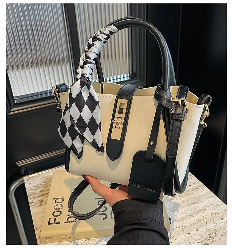 Women's Checkered Messenger Bag Summer 2024 — feature 1