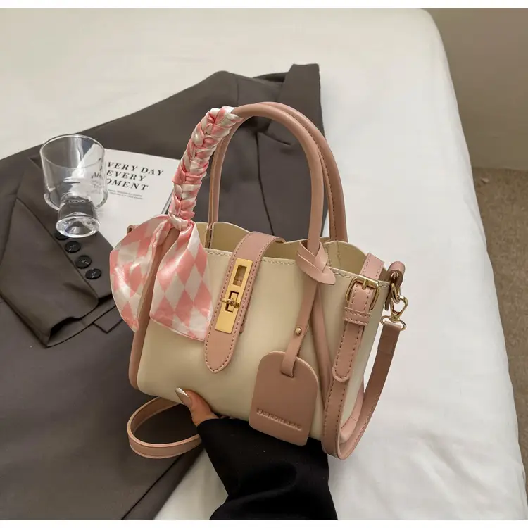 Women's Checkered Messenger Bag Summer 2024 - Image 2