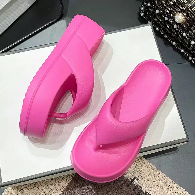 Thick-soled flip-flops for women's summer outdoor wear feeling of stepping on excrement increased fashion Joker soft-soled beach flip-flops batch - Image 3