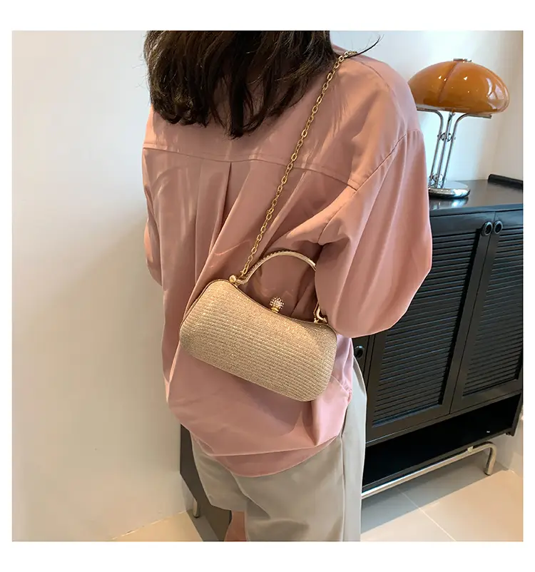 2024 Women's Silver Textured Chain Crossbody Bag — feature 20