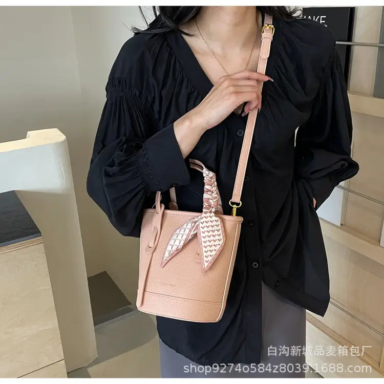 Elegant Black French Leather Shoulder Bag for Women — feature 18
