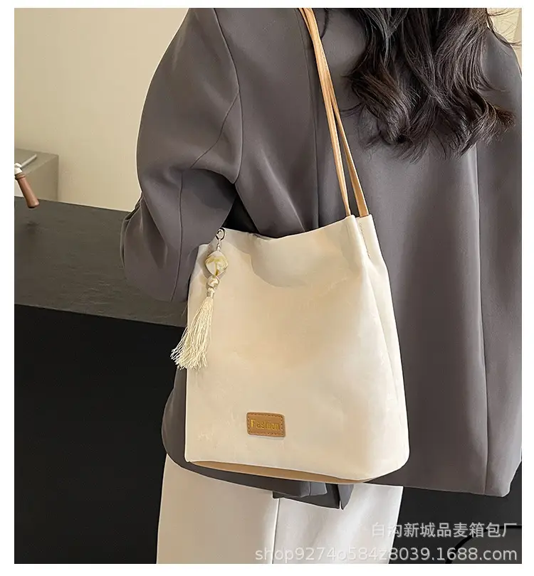 Black Velvet Underarm Bag for Women 2026 — feature 1