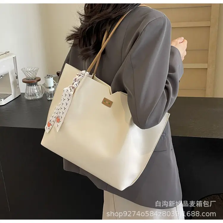 Women's Cross-Border Tote Bag Beige Gold Handle 2026 — feature 15