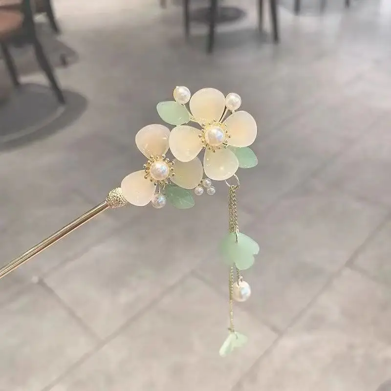 Chinese Hairpin with Flower & Pearl Design — feature 6