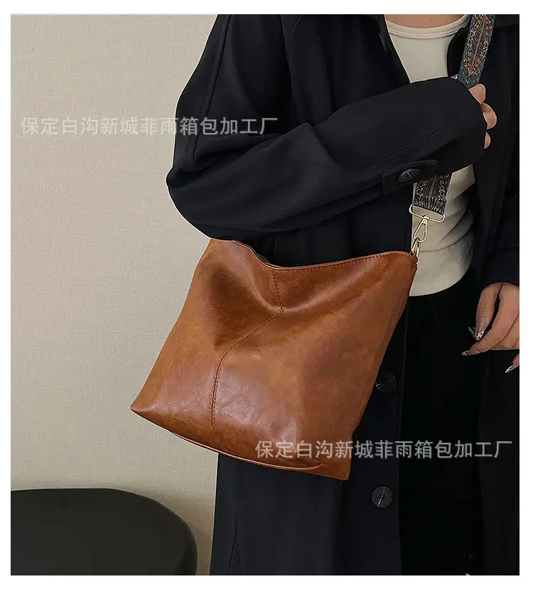 Large Capacity Vintage Wide Strap Shoulder Crossbody Bag — feature 2