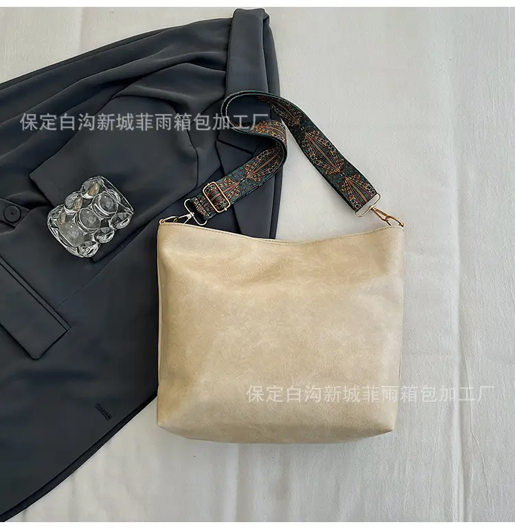 Large Capacity Vintage Wide Strap Shoulder Crossbody Bag — feature 21
