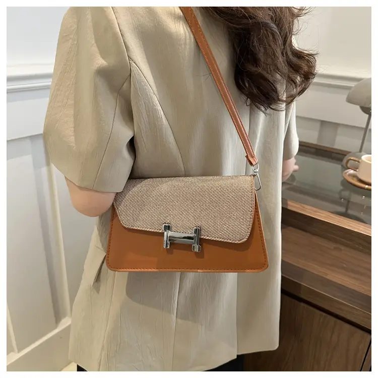 Korean Style H-Lock Shoulder Bag Brown — feature 9