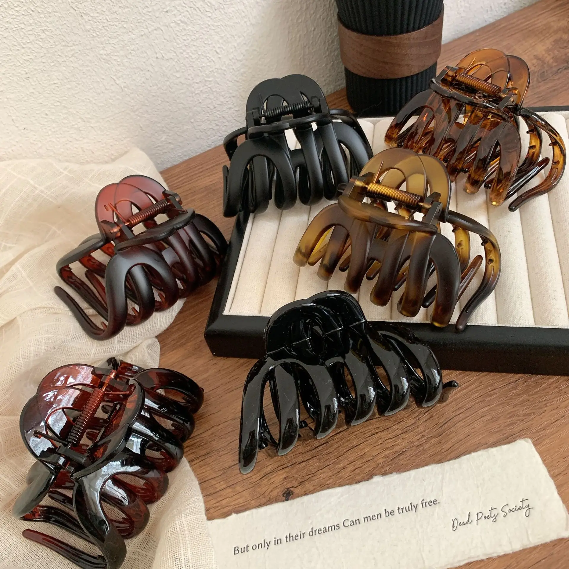 Retro Juneng Hair Clip with Shark Design — feature 11