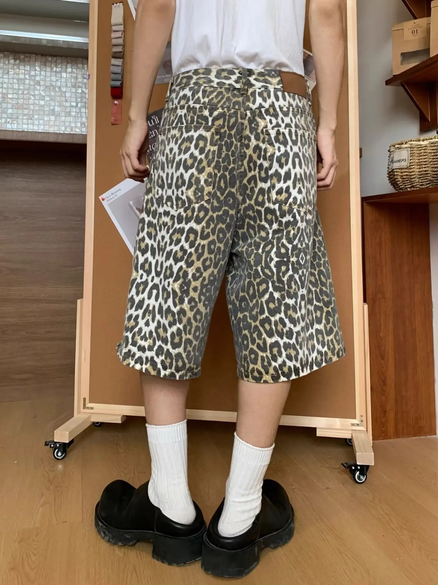 American Retro Leopard Camo Shorts Men Women Wide Leg Cropped — feature 3