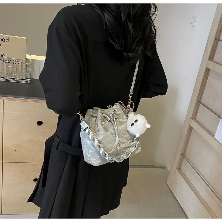 Women's Drawstring Shoulder Bag 2024 Spring Summer — feature 12