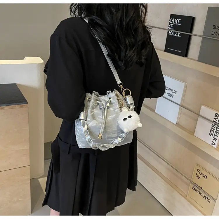 Women's Drawstring Shoulder Bag 2024 Spring Summer — feature 13