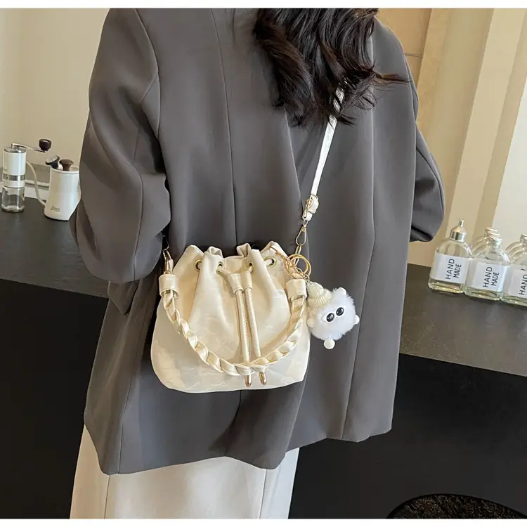 Women's Drawstring Shoulder Bag 2024 Spring Summer — feature 18