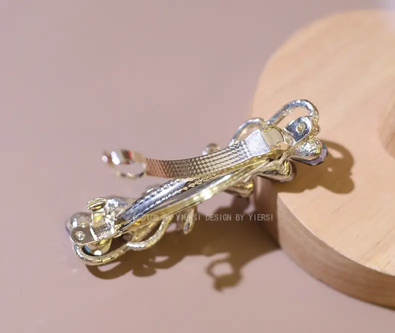 Blue Crystal Heart Clip Hairpin with Diamond Accents — feature 10