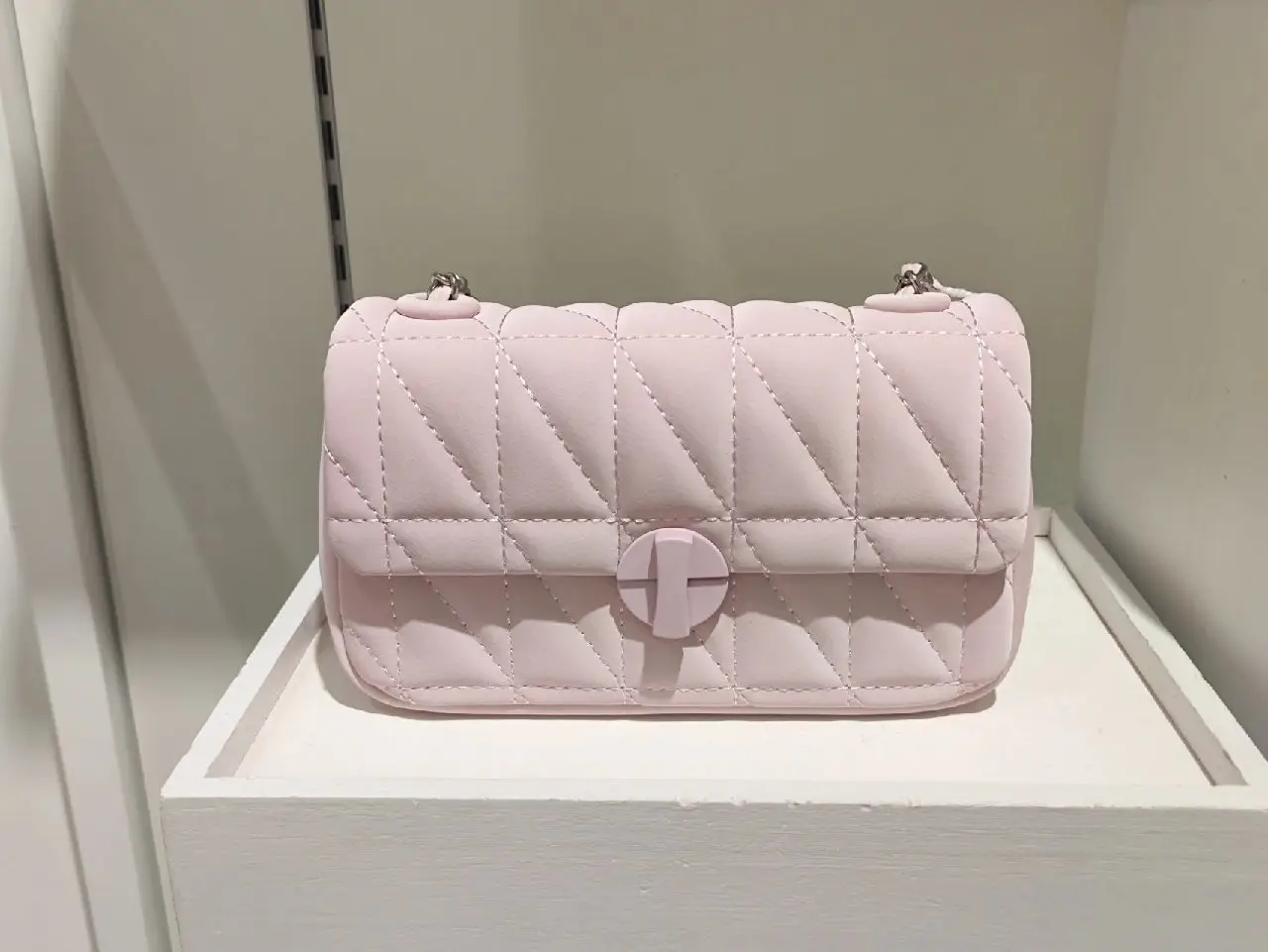 White Quilted Chain Shoulder Bag for Women — feature 1