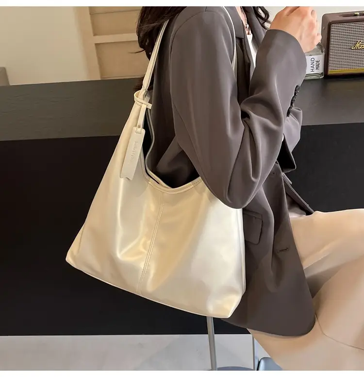 Silver Metallic Shoulder Bag for Women 2024 — feature 34