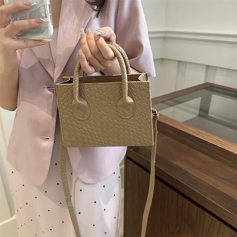 Retro Woven Shoulder Crossbody Bag Brown 2024 - Image 6