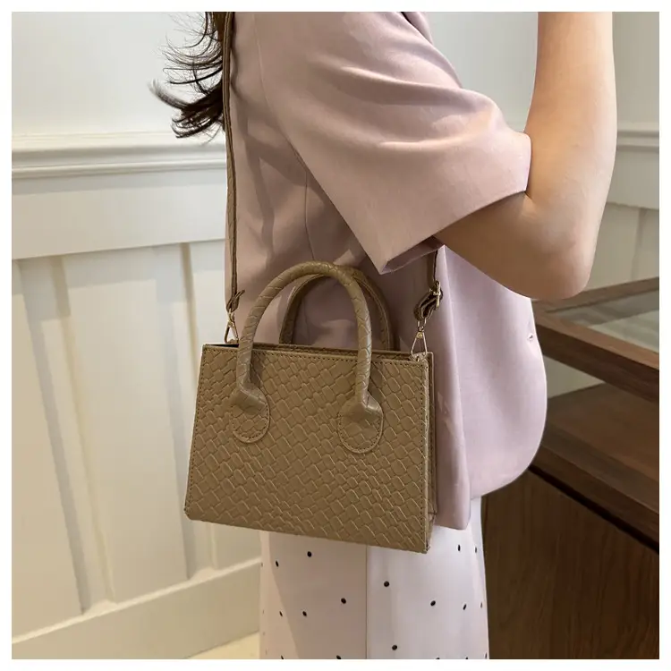 Retro Woven Shoulder Crossbody Bag Brown 2024 — feature 10