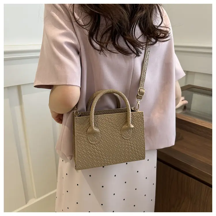 Retro Woven Shoulder Crossbody Bag Brown 2024 — feature 11
