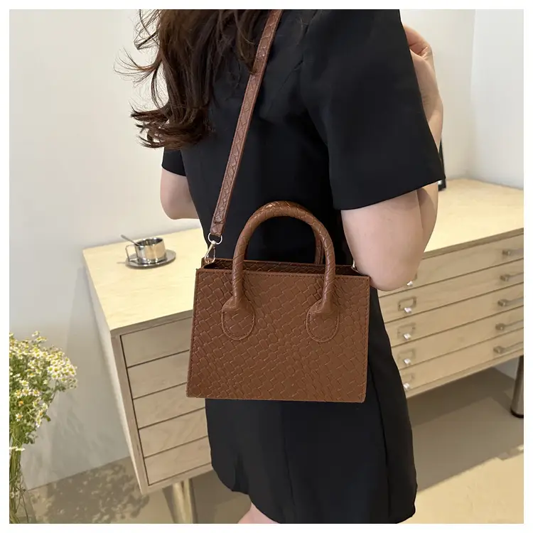 Retro Woven Shoulder Crossbody Bag Brown 2024 — feature 15