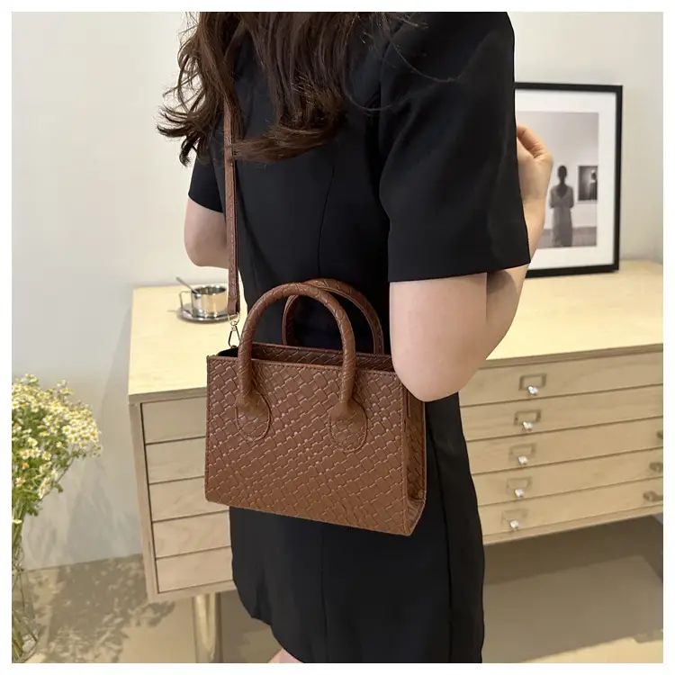 Retro Woven Shoulder Crossbody Bag Brown 2024 — feature 17