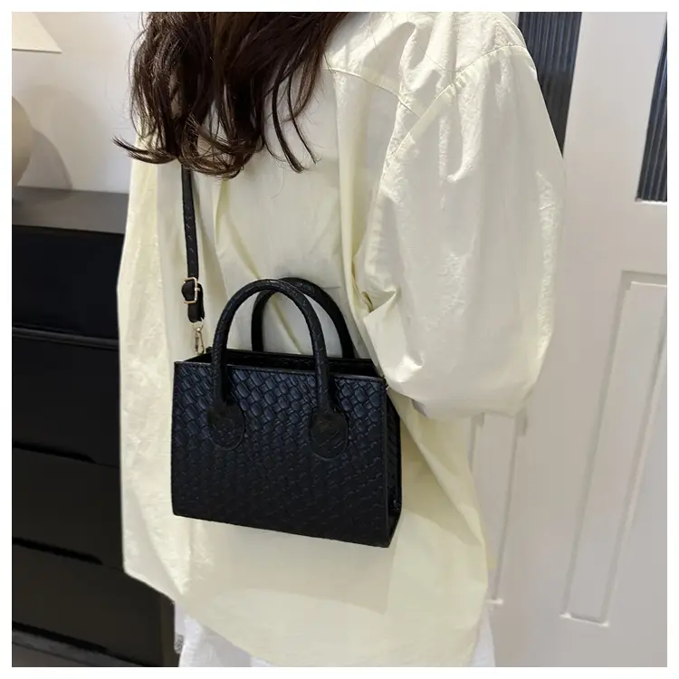 Retro Woven Shoulder Crossbody Bag Brown 2024 — feature 19