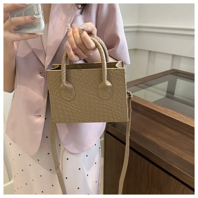 Retro Woven Shoulder Crossbody Bag Brown 2024 — feature 9