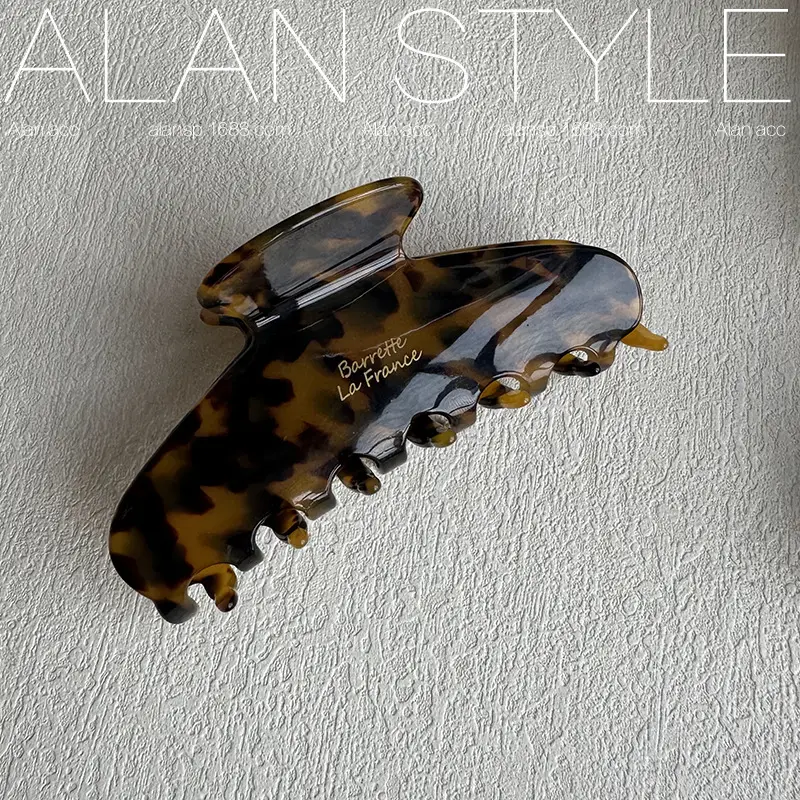 Alan French High-end Hair Claw Clip Zhang Xiaohui Acetic Acid Vintage Camila — feature 5