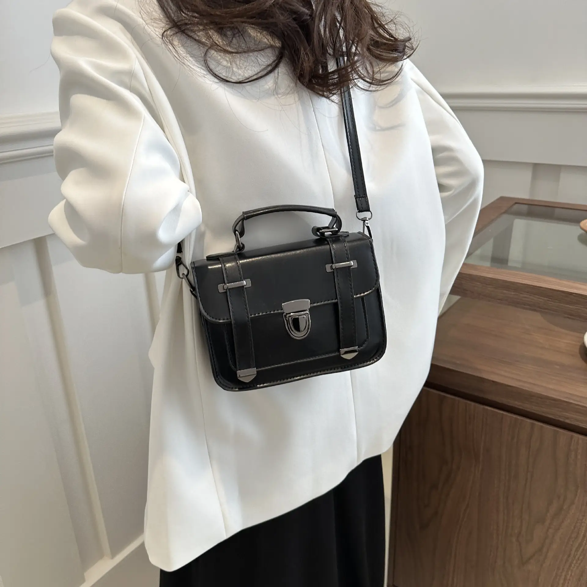 White British Style Crossbody Bag for Women 2025 — feature 10