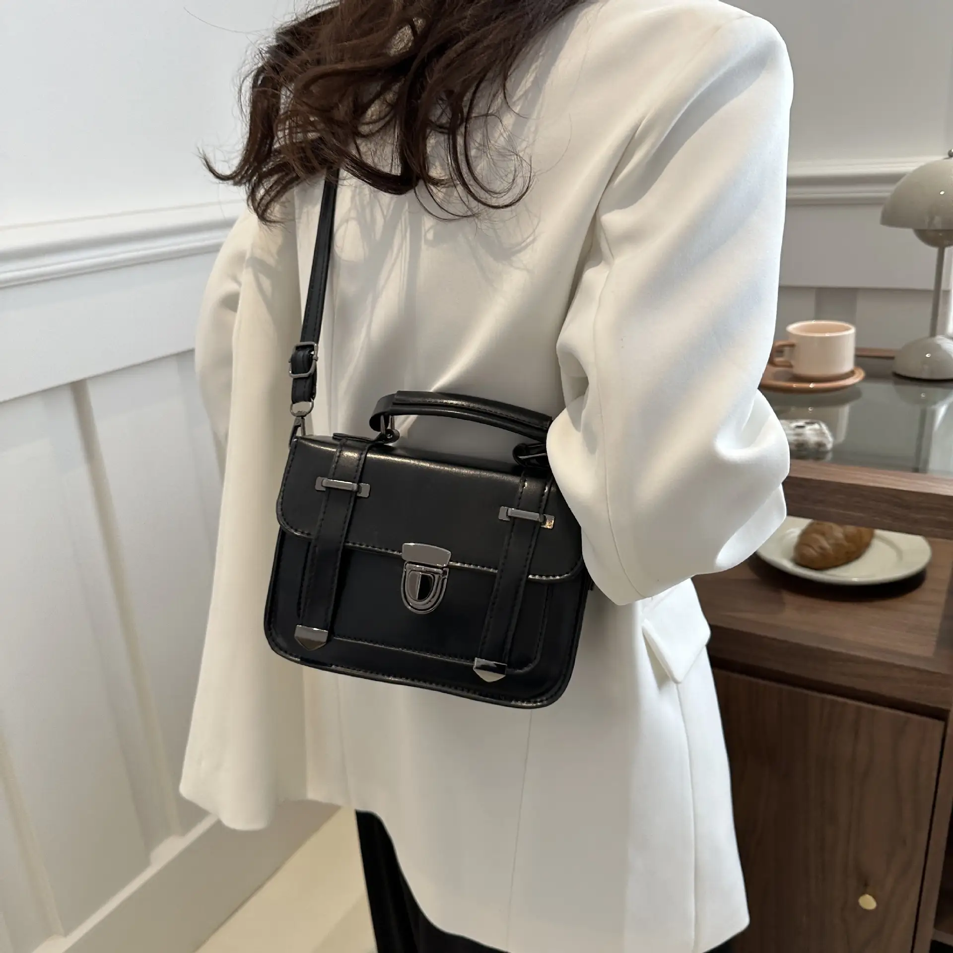 White British Style Crossbody Bag for Women 2025 — feature 12