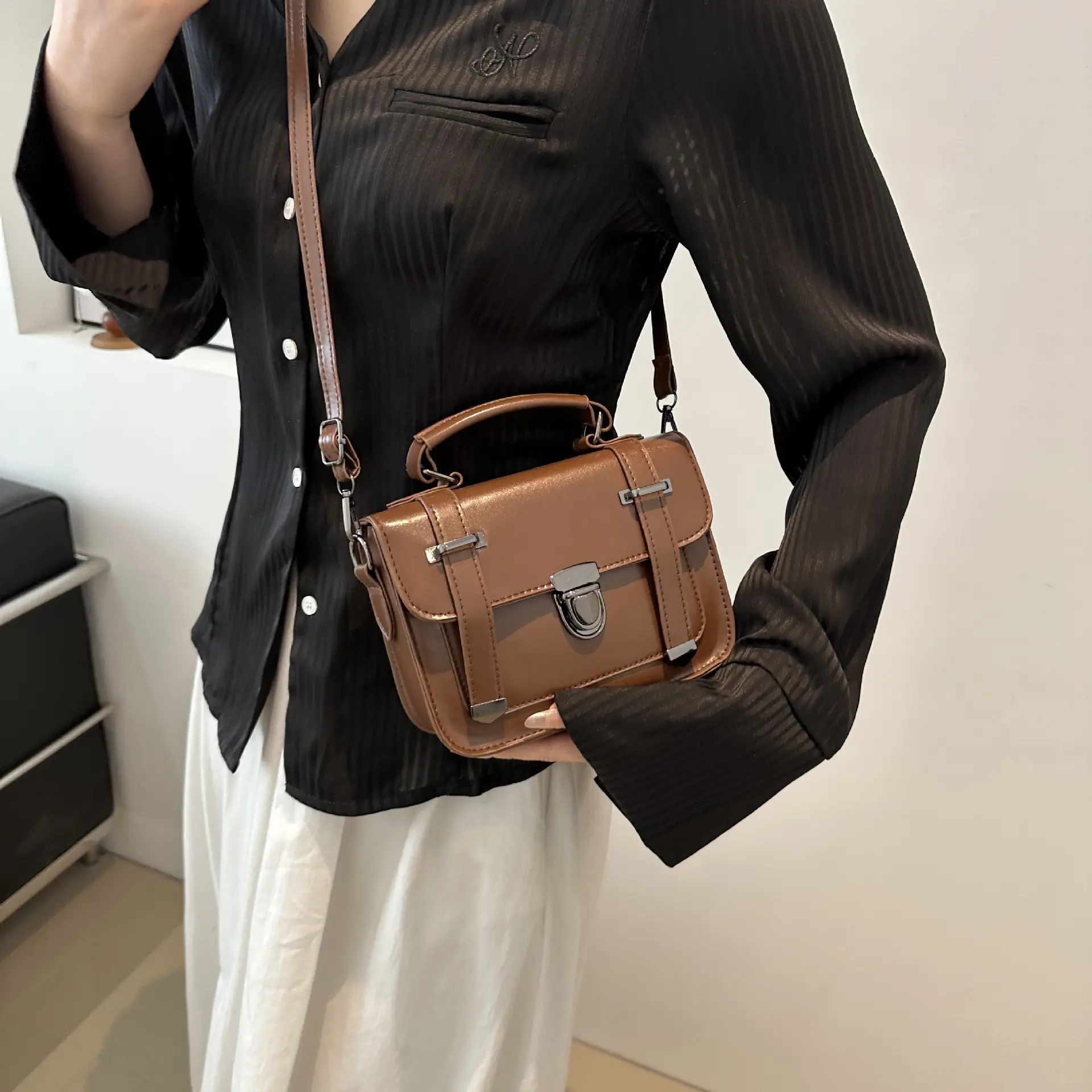 White British Style Crossbody Bag for Women 2025 — feature 13
