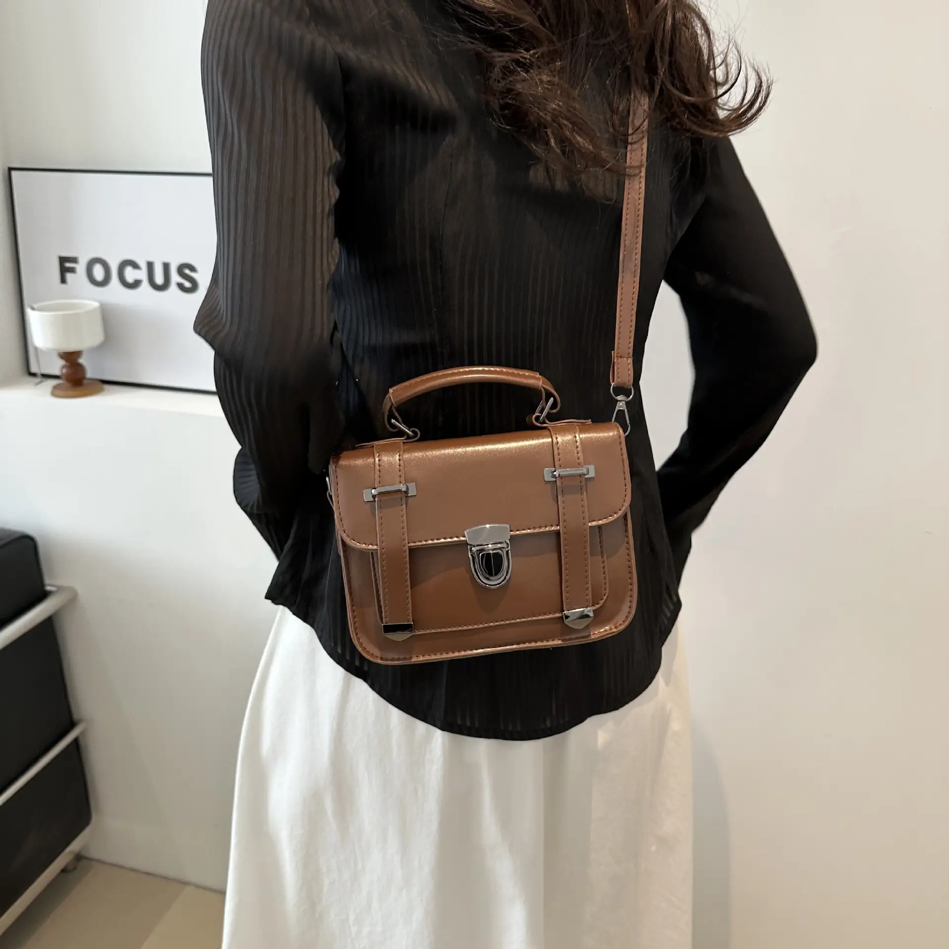 White British Style Crossbody Bag for Women 2025 — feature 14